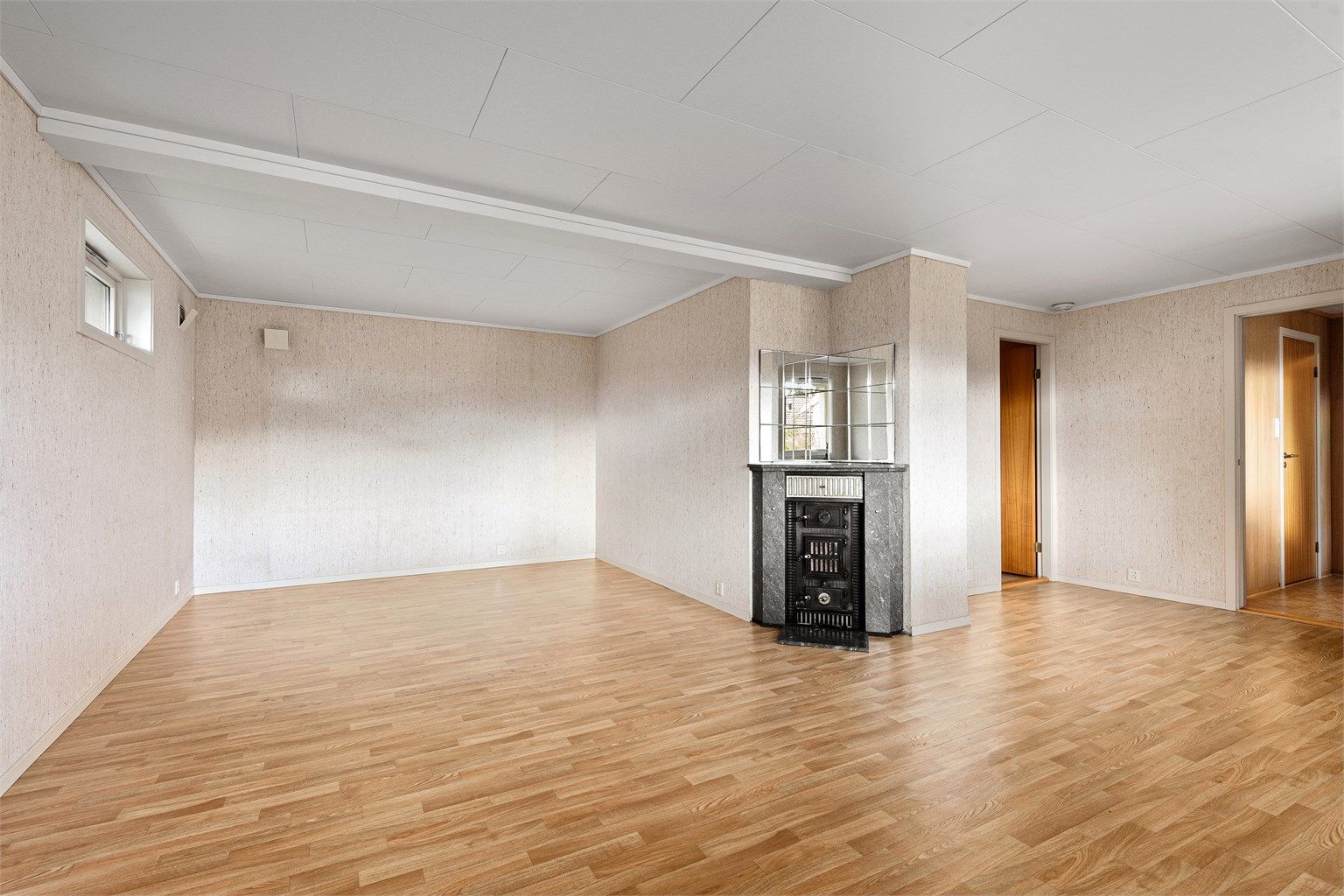 Romslig stue i hybelleiligheten med plass til både sofagruppe og spisebord