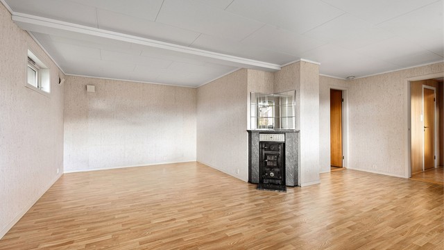 Romslig stue i hybelleiligheten med plass til både sofagruppe og spisebord