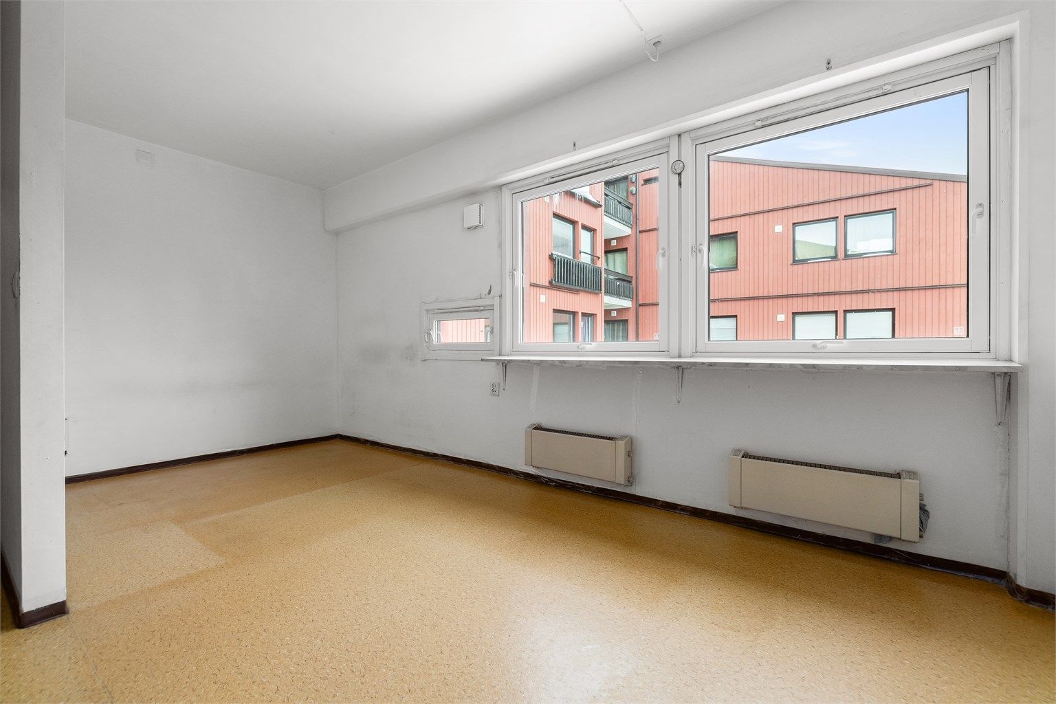 Boligen har en lys stue med en praktisk planløsning som gir god plass til både sofagruppe alkoveløsning.