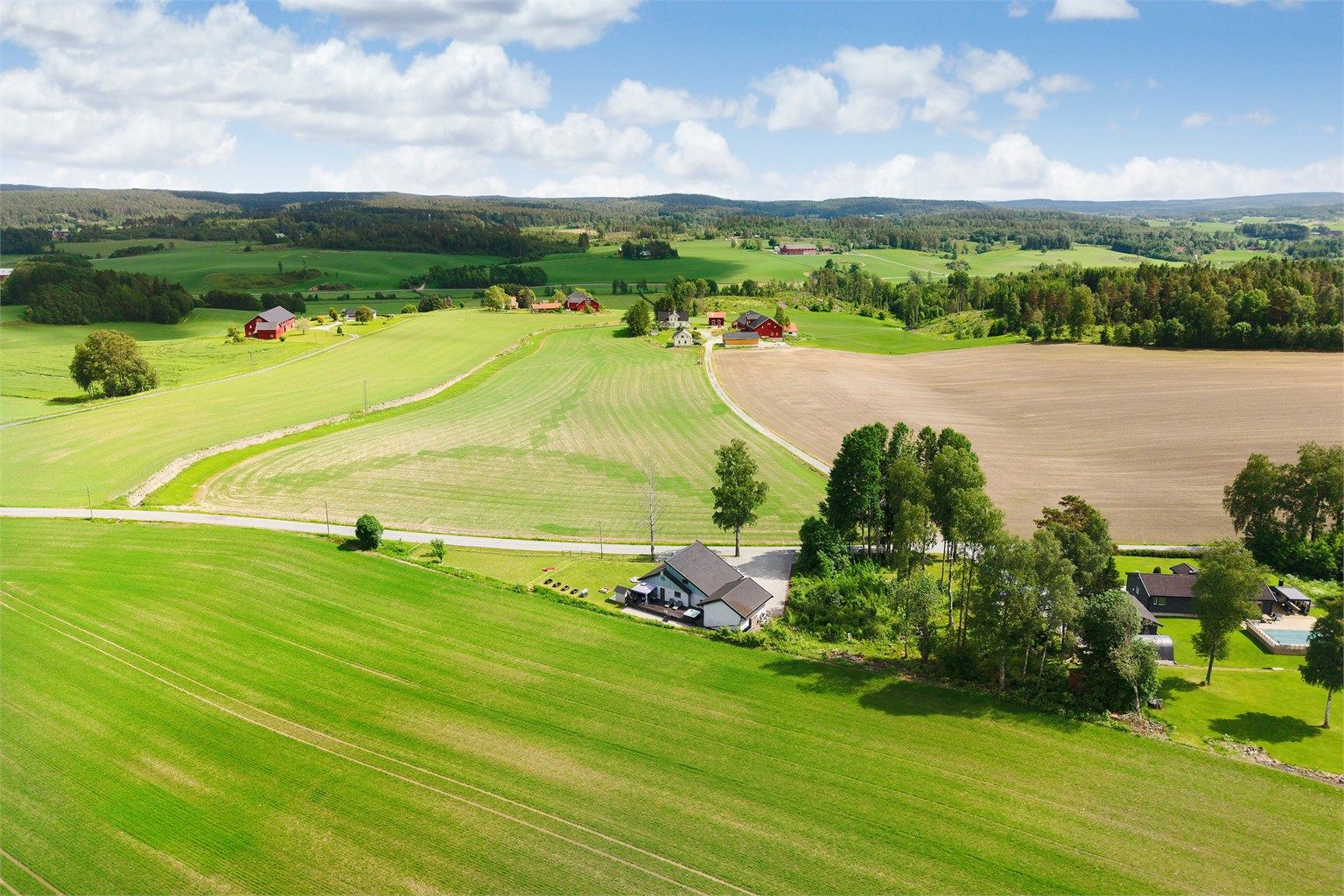 Oversiktsbilde som viser eiendommens plassering i landskapet.