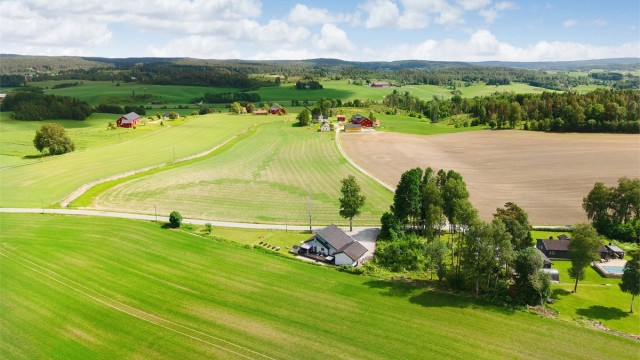 Oversiktsbilde som viser eiendommens plassering i landskapet.