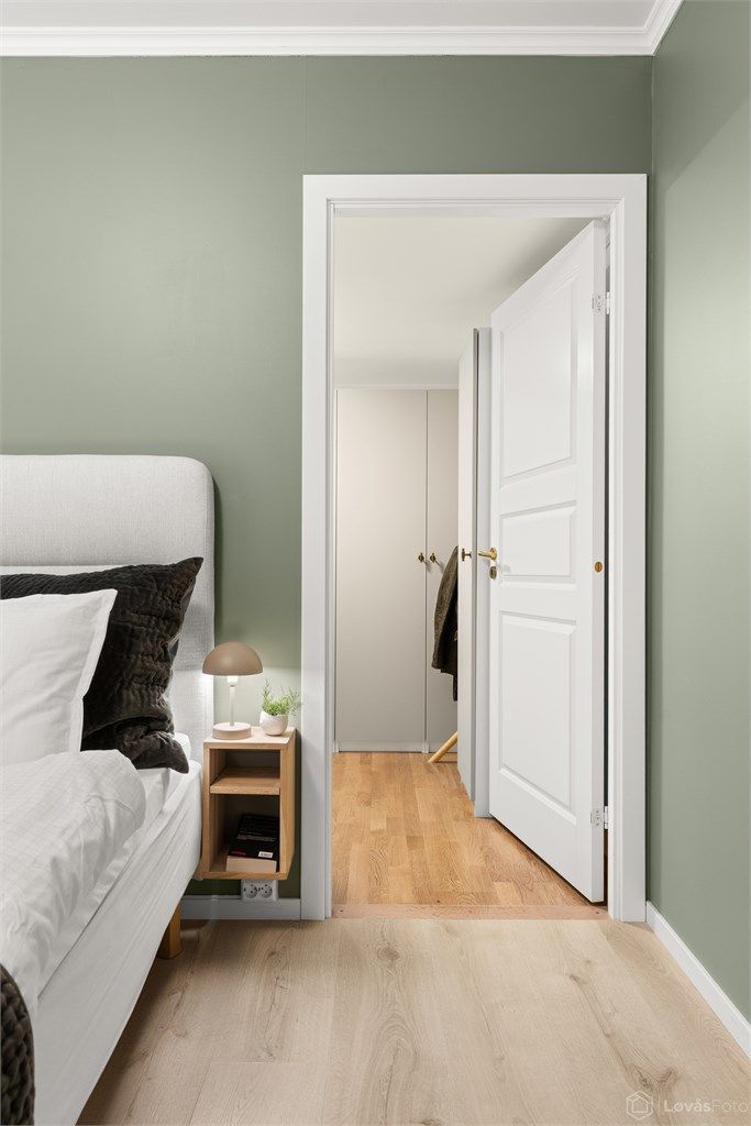 Fra hovedsoverommet er det inngang til en praktisk garderobe.