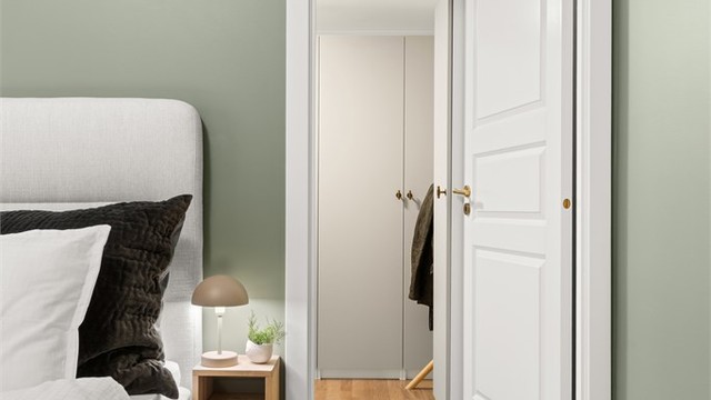 Fra hovedsoverommet er det inngang til en praktisk garderobe.