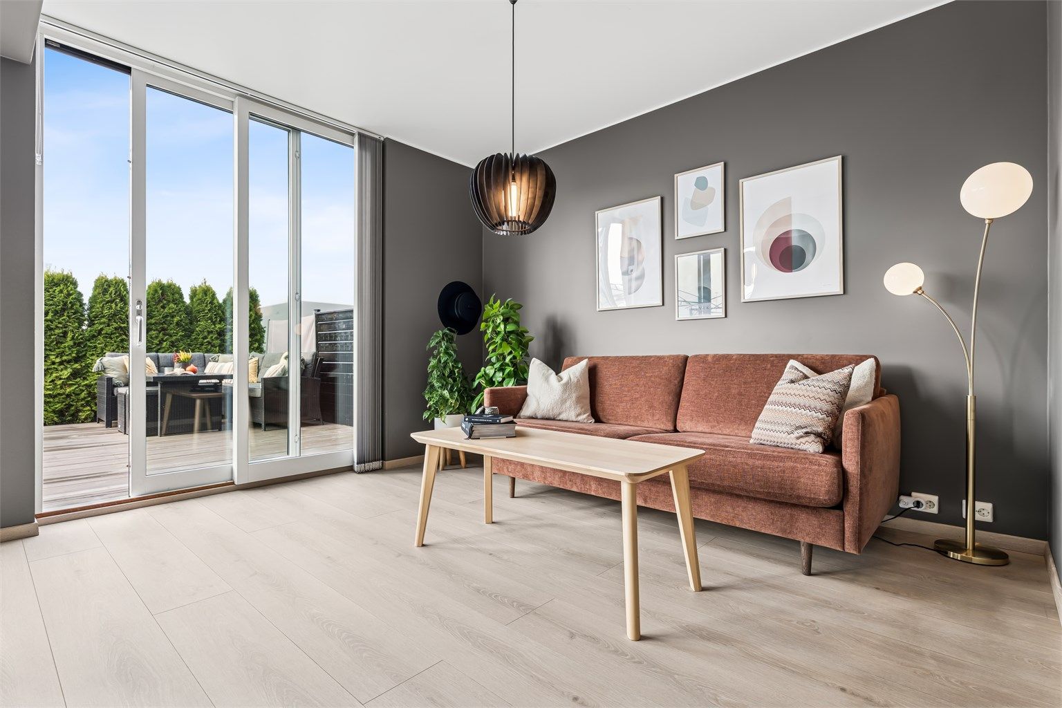 Fra stue er det utgang til terrasse. 