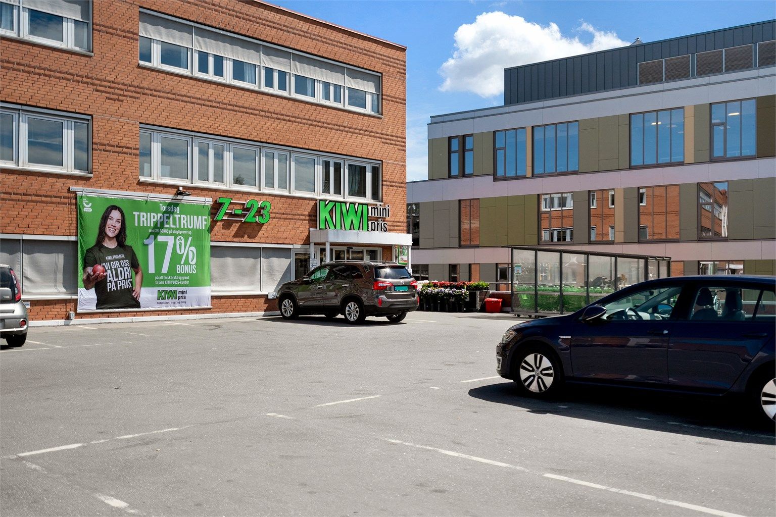 Leiligheten ligger en spasertur unna dagligvare butikkene som Kiwi, Meny og Rema 1000.