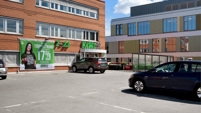 Leiligheten ligger en spasertur unna dagligvare butikkene som Kiwi, Meny og Rema 1000.
