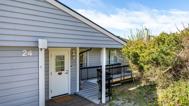 Inngangspartiet har trappefri adkomst og er godt skjermet fra både nedbør og vind.