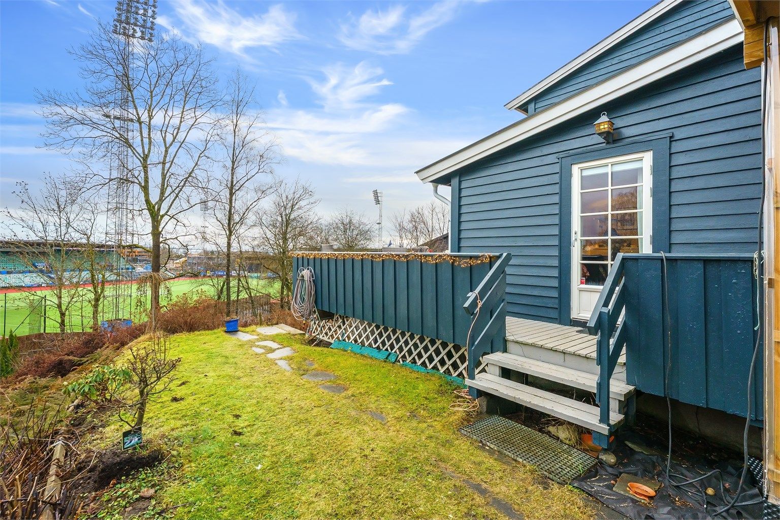 Fra terrassen er det trapp ned til den store hagen.