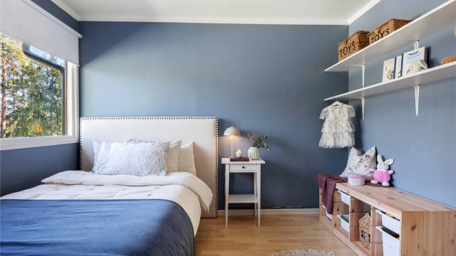 Rommet har god plass og kan benyttes som hovedsoverom eller kontor.