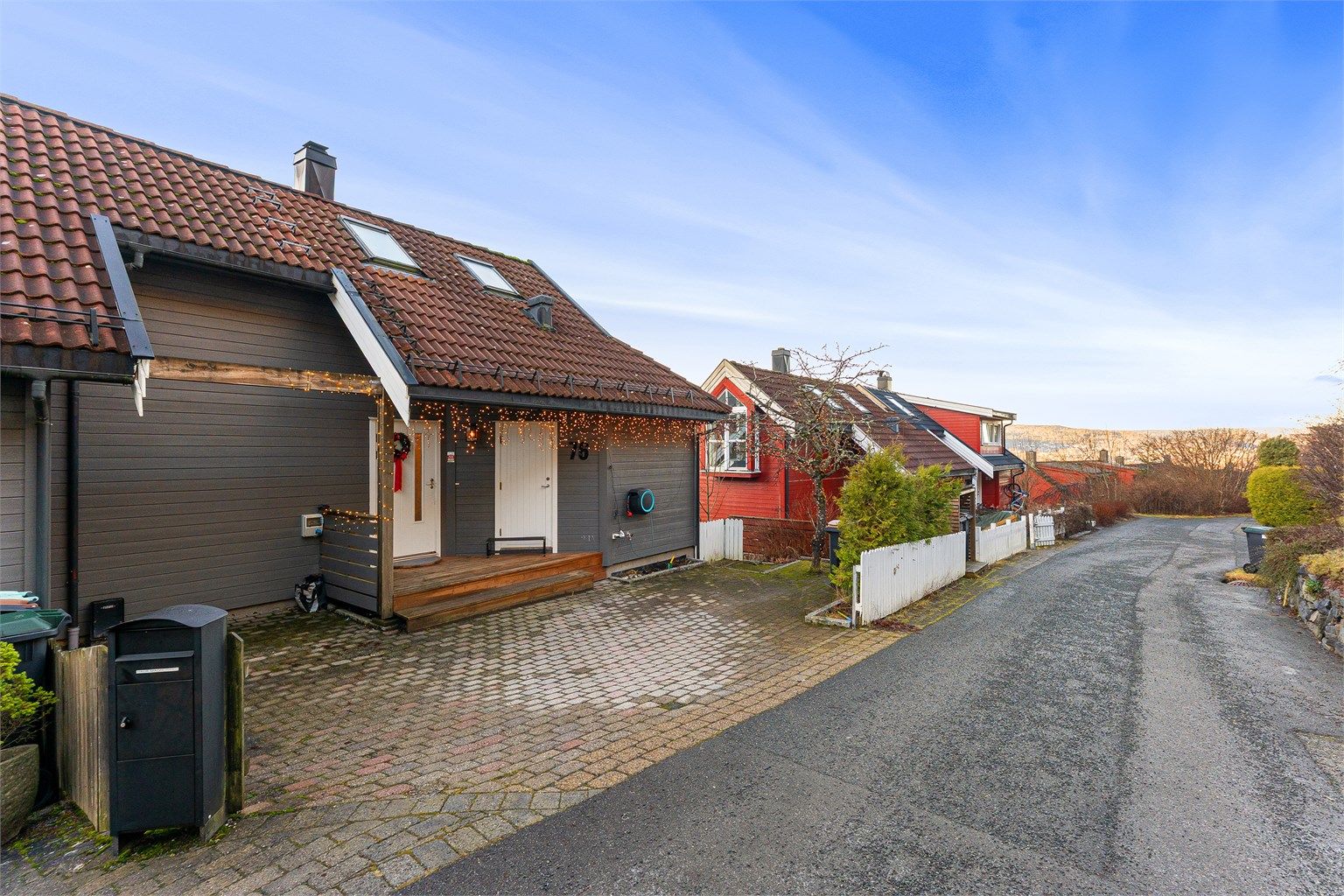 Velkommen til Nedre Berglia 76 - Stor og svært innholdsrik tomannsbolig i rolig og barnevennlig gate på Bærums Verk. Foto: Zovenfra