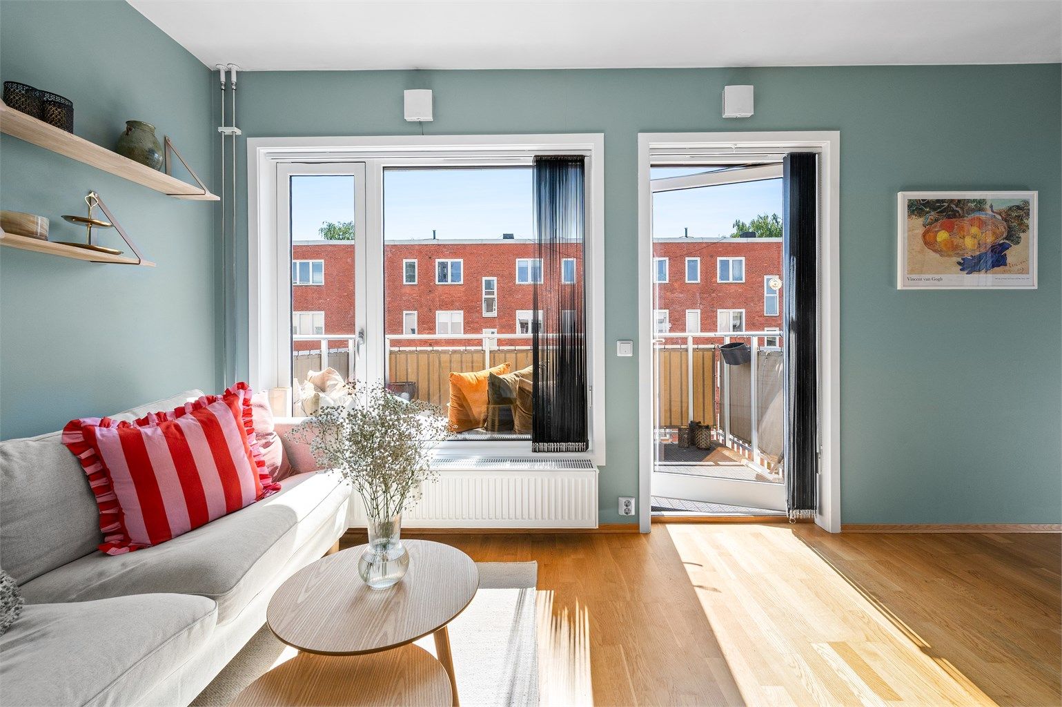 En meget attraktiv 2-roms med fantastisk balkong beliggende på populære Ensjø. Dette er et svært ettertraktet nabolag, perfekt for deg som ønsker nærhet til alt du trenger.