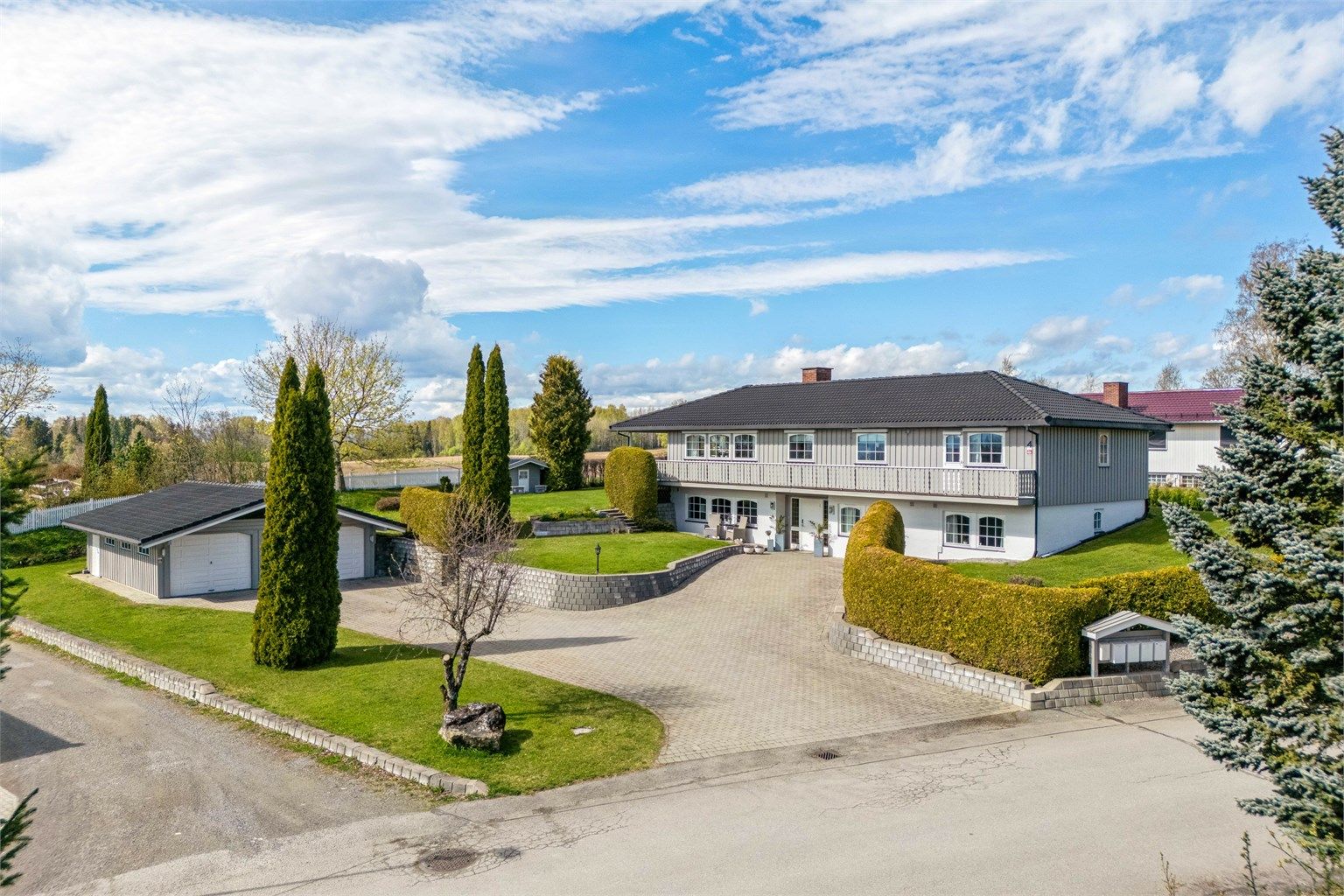 Velkommen til Blæstadgrenda 4! Stor og gjennomtenkt enebolig over to plan med god planløsning og mange kvaliteter, både ute og inne.