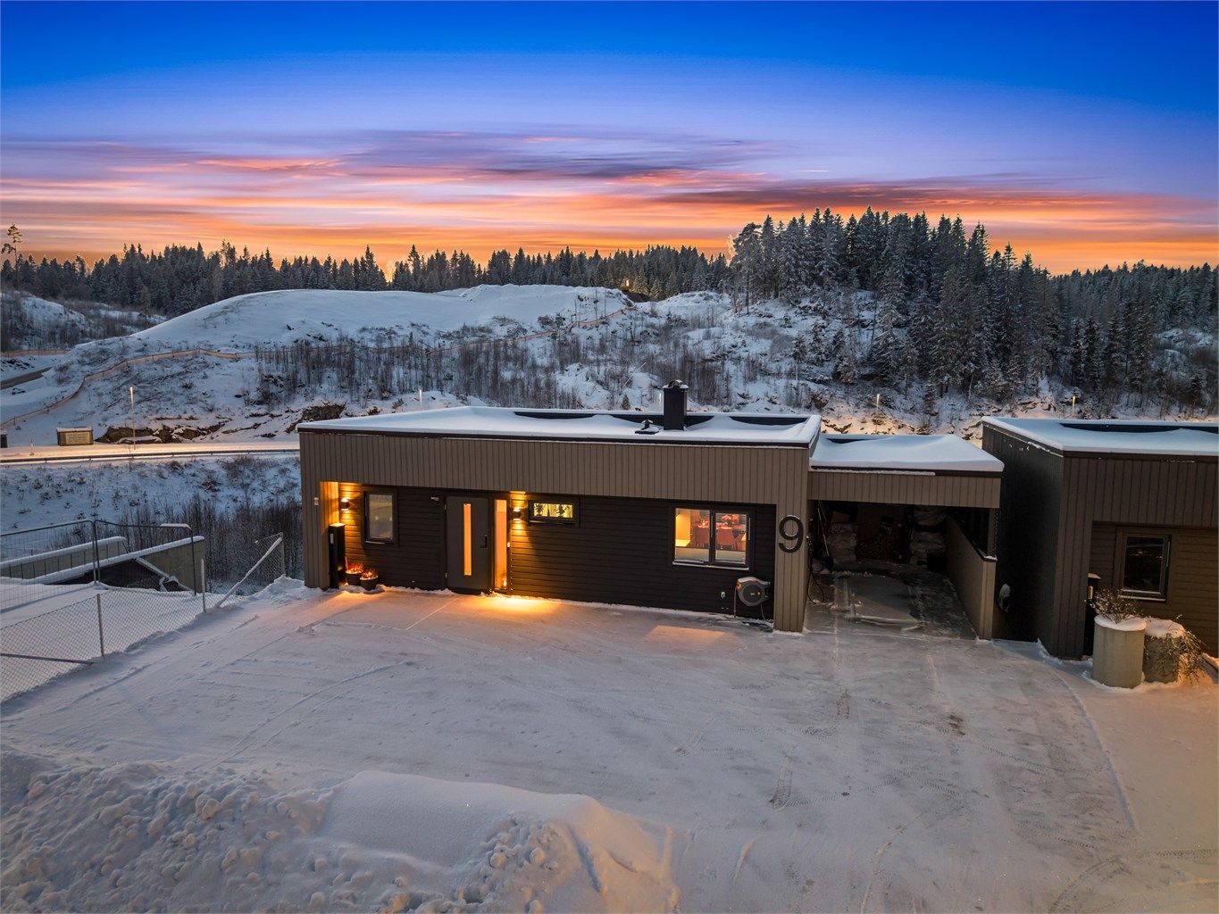 Høgåstoppen 9 - Gode parkeringsmuligheter i carport og på gårdsplass
