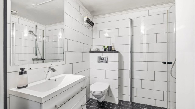 Badet ble modernisert i 2012 og har flislagt gulv med gulvvarme, vegghengt toalett og dusjhjørne.