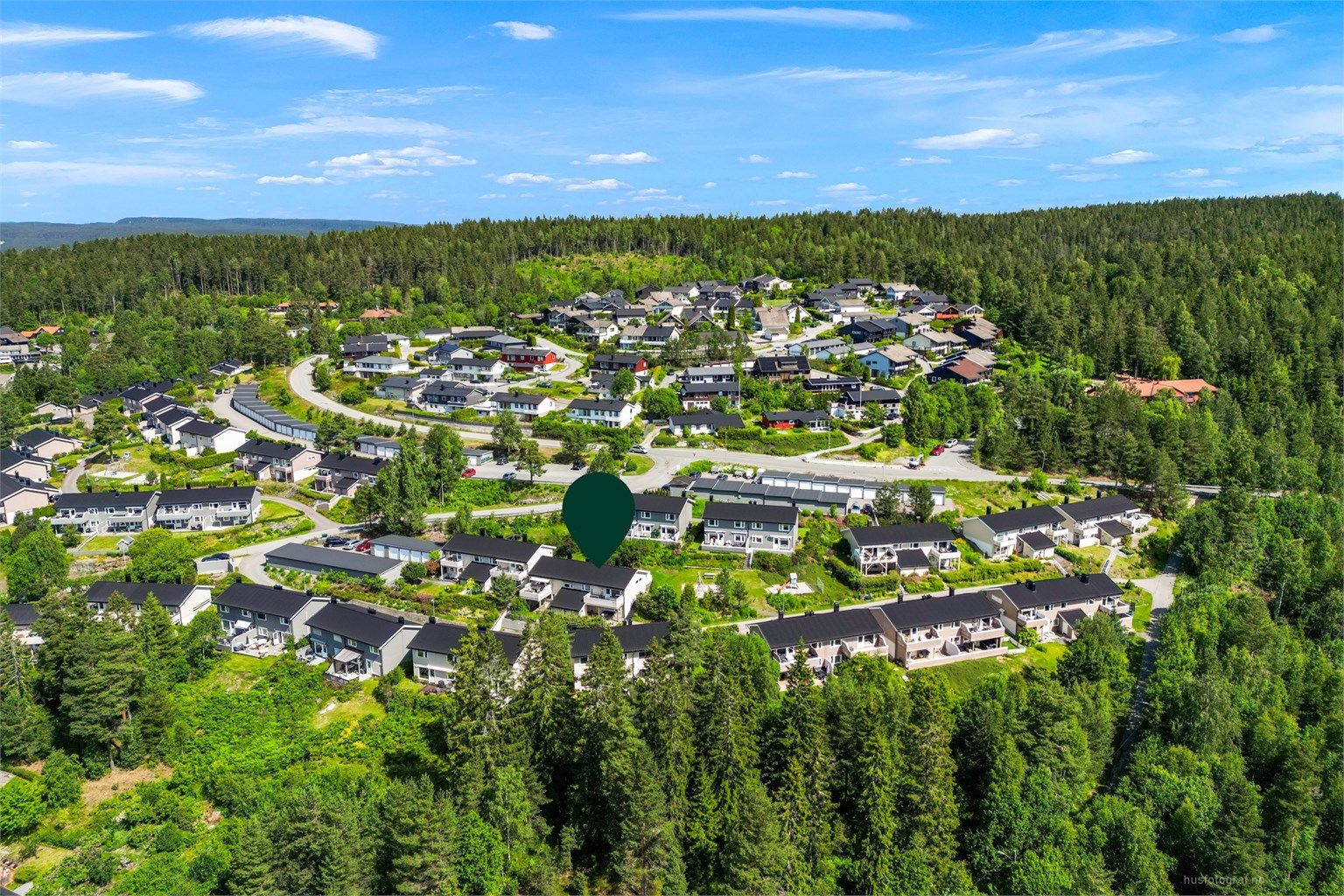 God internbeliggenhet rett ved garasjene og med umiddelbar nærhet til felles lekeplass