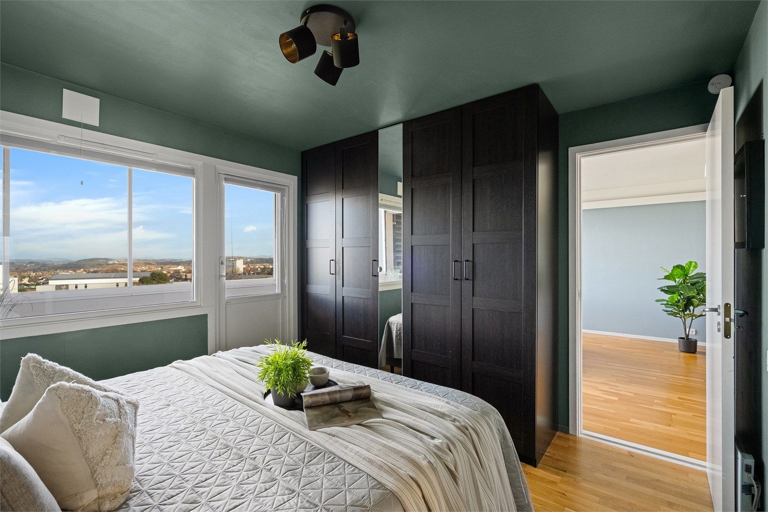 God plass til stor seng og nattbord. Det er romslig garderobeskap med god oppbevaringsplass som medfølger. 