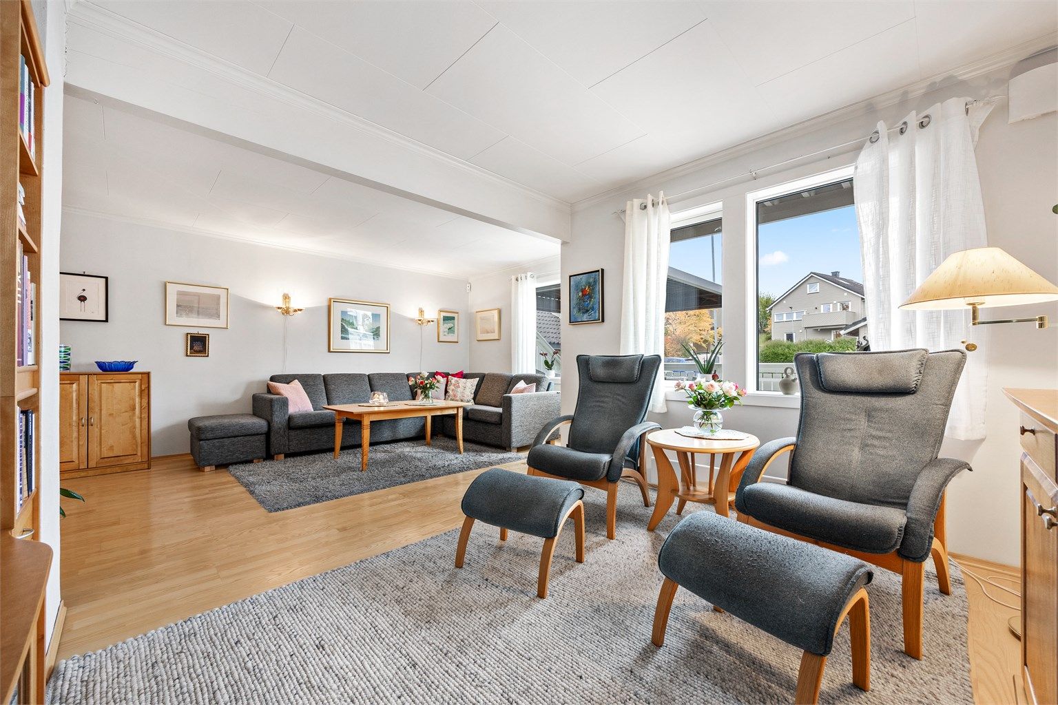 Store vindusflater slipper inn rikelig med naturlig dagslys i stuen.