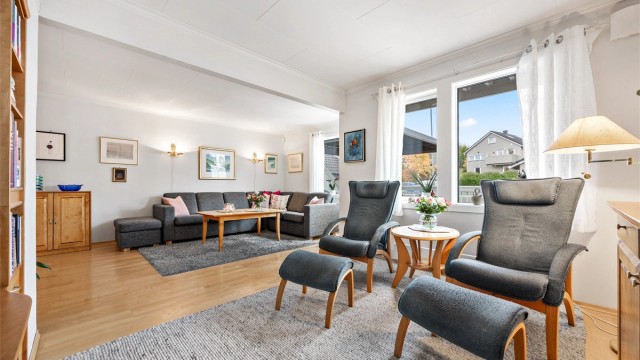 Store vindusflater slipper inn rikelig med naturlig dagslys i stuen.