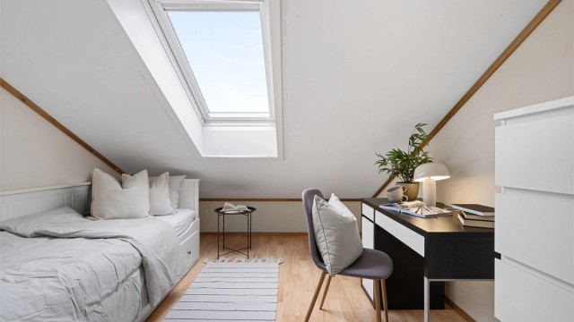 Opprinnelig klesbod på 7,5 kvm har, og er i dag, benyttet som gjesterom/soverom. Det er vindu på rommet. Plass til seng, nattbord og skrivepult om ønskelig.
