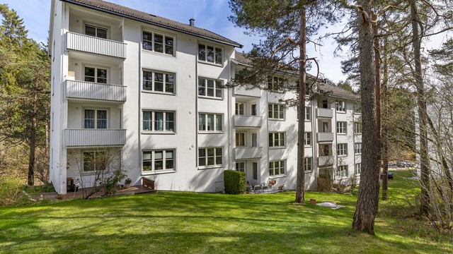 Fasaden - flott beliggenhet i byggets første etasje