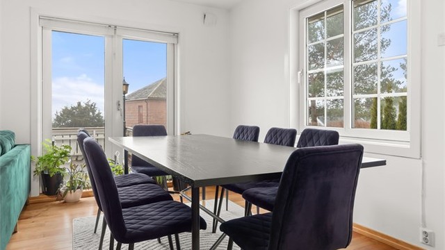 Her er det god plass til trivelig middager med familie og gjester.