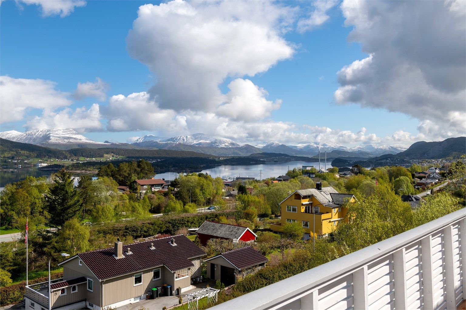 Utsikten strekker seg over store deler av nærområdet.