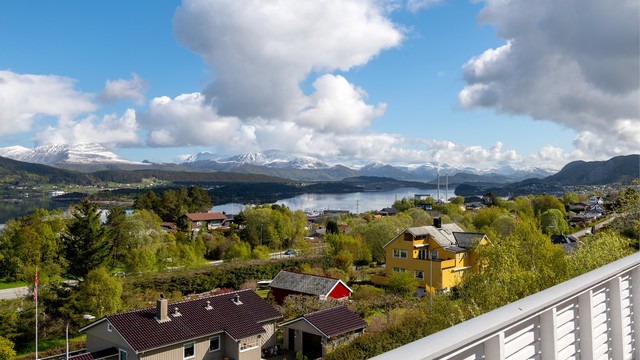 Utsikten strekker seg over store deler av nærområdet.