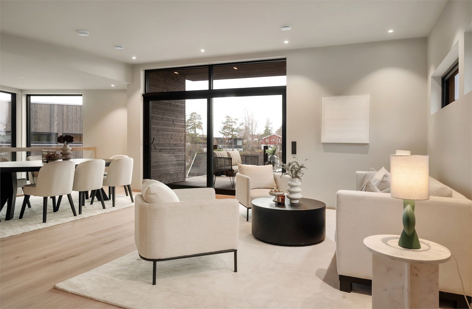 Store skyvedører i glass og imponerende takhøyde