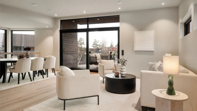 Store skyvedører i glass og imponerende takhøyde