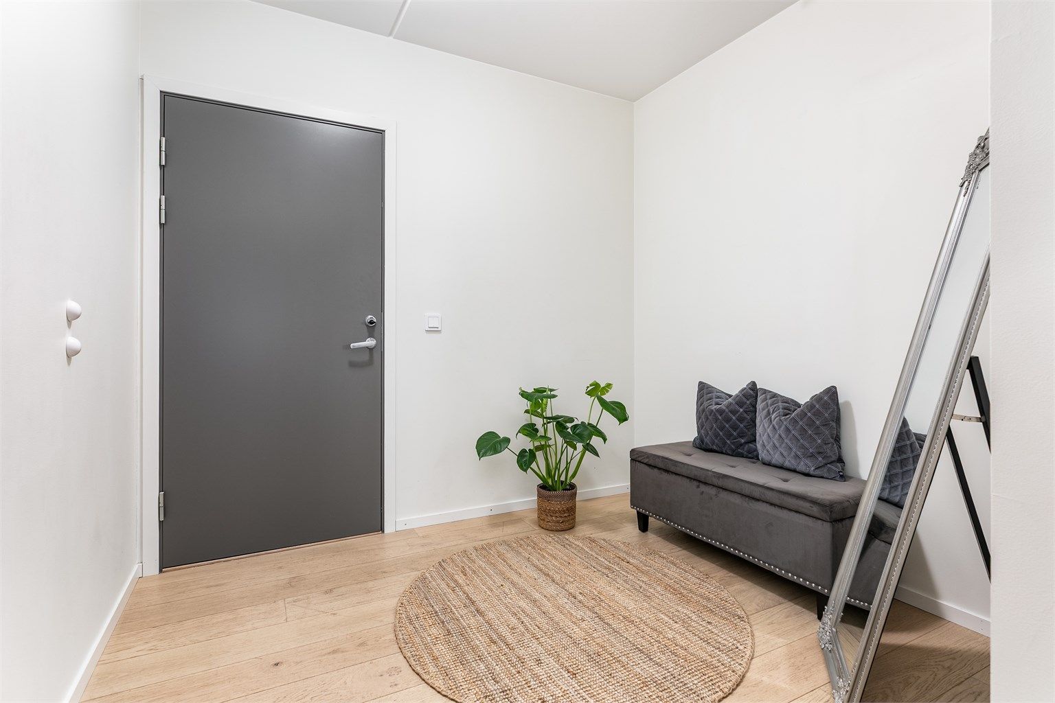 Ytterligere en skyedørsgarderobe eller garderobeskap er det rom for i entreen.