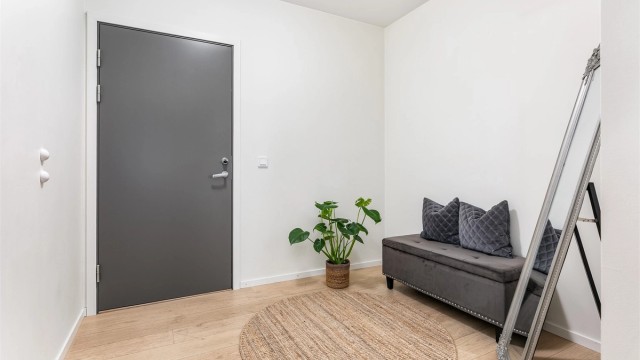Ytterligere en skyedørsgarderobe eller garderobeskap er det rom for i entreen.