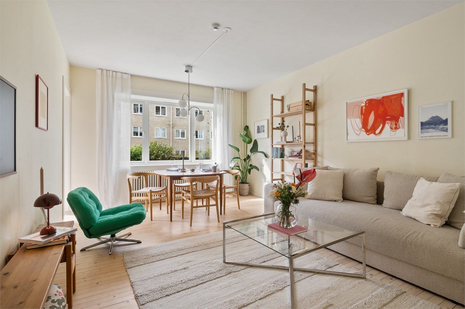 Tom Martinsen v//Krogsveen har gleden av å presentere en lys og sjarmerende 2-roms leilighet med en solrik balkong på Sofienberg! 