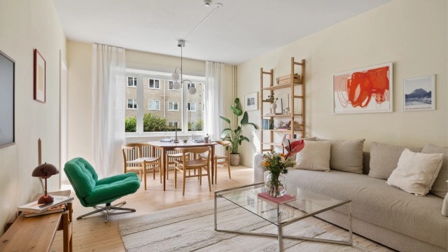 Tom Martinsen v//Krogsveen har gleden av å presentere en lys og sjarmerende 2-roms leilighet med en solrik balkong på Sofienberg!