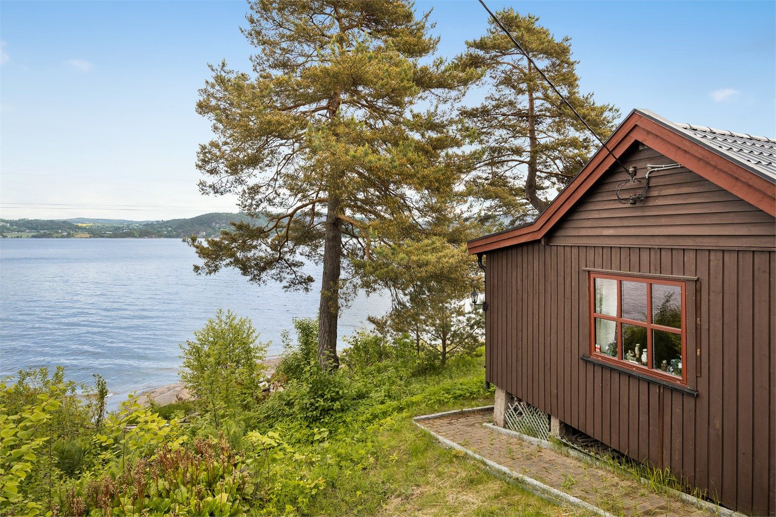 Eiendommen består av en enkel hytte med kjøkken, spisestue, stue og hems. 