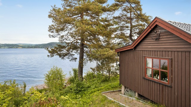 Eiendommen består av en enkel hytte med kjøkken, spisestue, stue og hems.