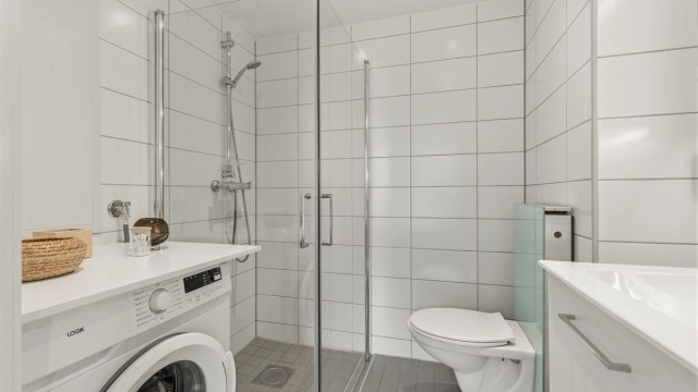 Pent og flislagt bad med vannbåren gulvvarme. Plass og opplegg til vaskemaskin og tørketrommel