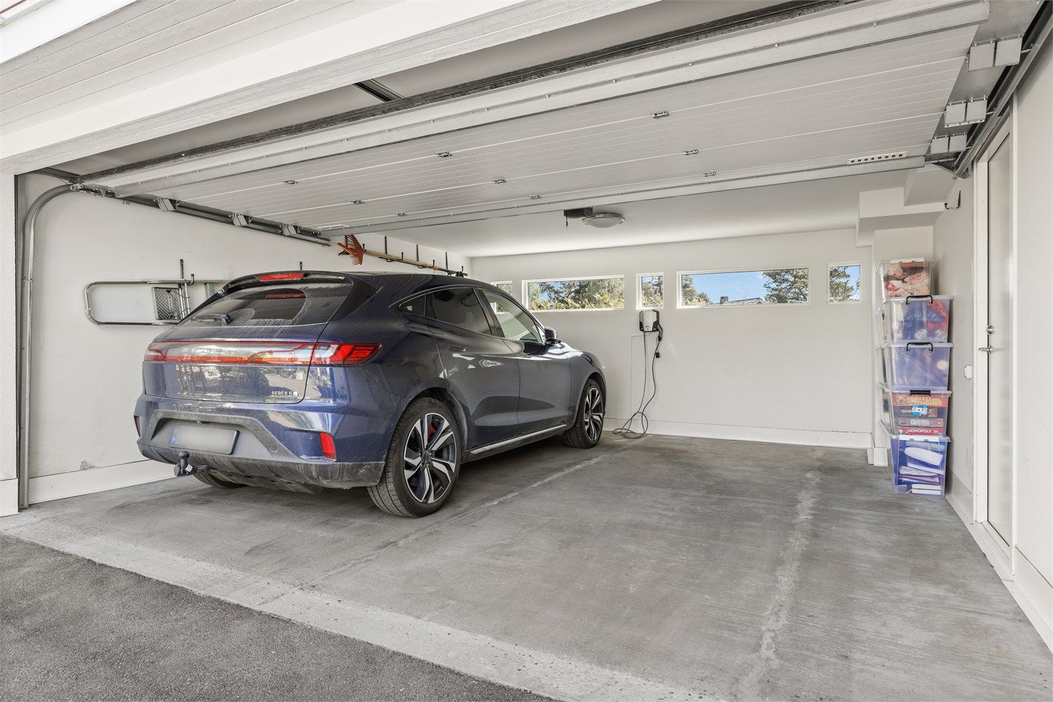Dobbelgarasje integrert i boligens 1. etasje med direkte innvendig adkomst til entréen.
Elbillader i garasje og elektrisk garasjeport