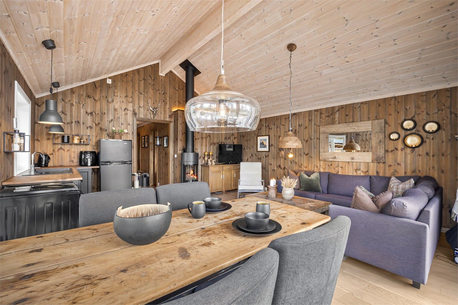 Innbydende stue med plass til både sofagruppe og spisebord.  God takhøyde som skaper en luftig romfølelse.