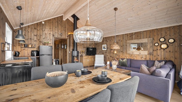 Innbydende stue med plass til både sofagruppe og spisebord. God takhøyde som skaper en luftig romfølelse.