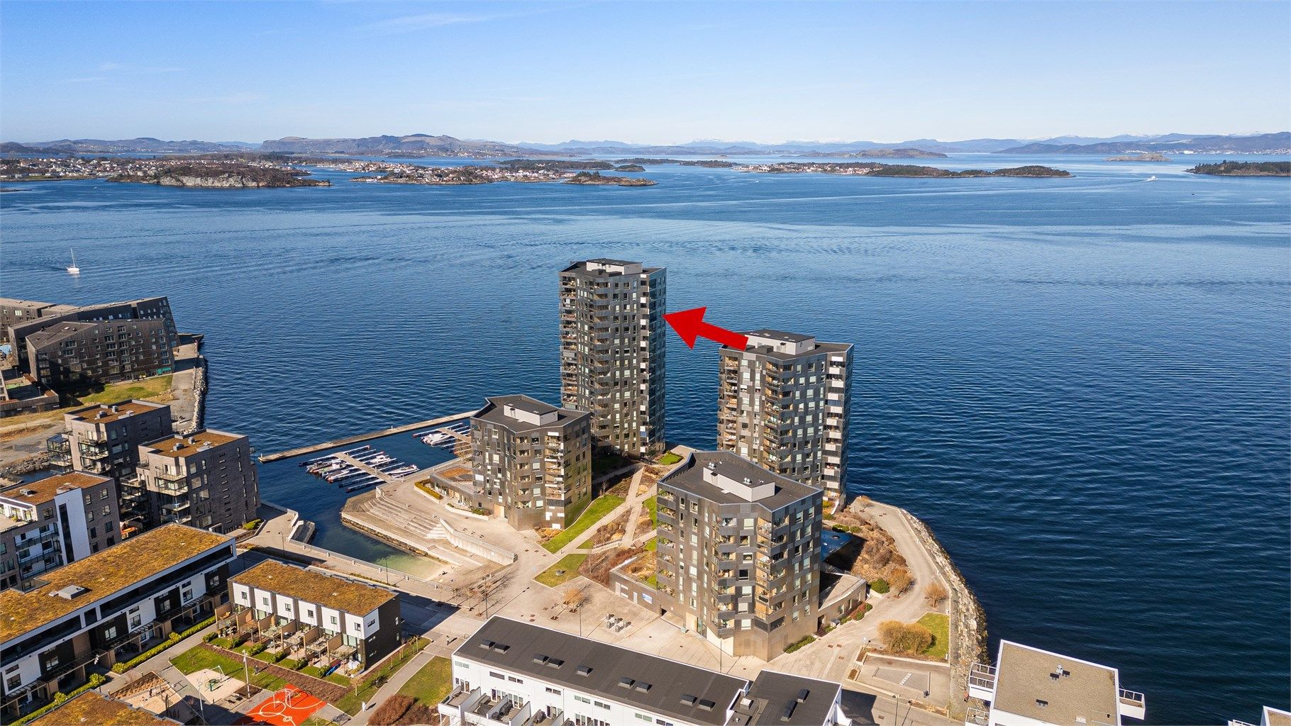 Leiligheten er beliggende flott til i sjøkanten i Lervig, i Østre bydel,  hvor man også finner yrende sjø- og badeliv. 