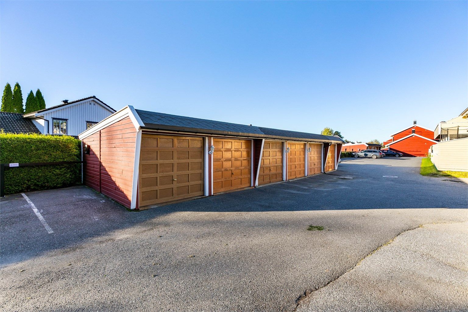 I garasjen er det lader tilknyttet abonnementstjenesten Smartcharge. Garasjen er også utstyrt port-åpner.