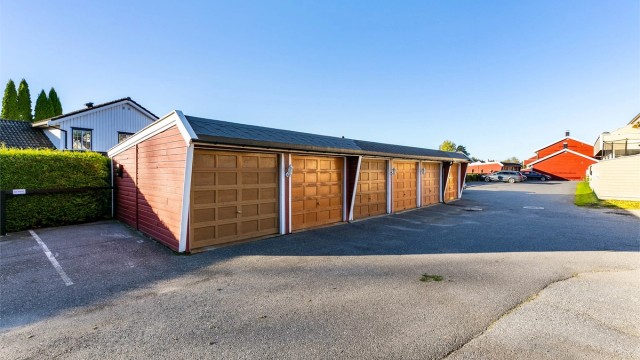 I garasjen er det lader tilknyttet abonnementstjenesten Smartcharge. Garasjen er også utstyrt port-åpner.