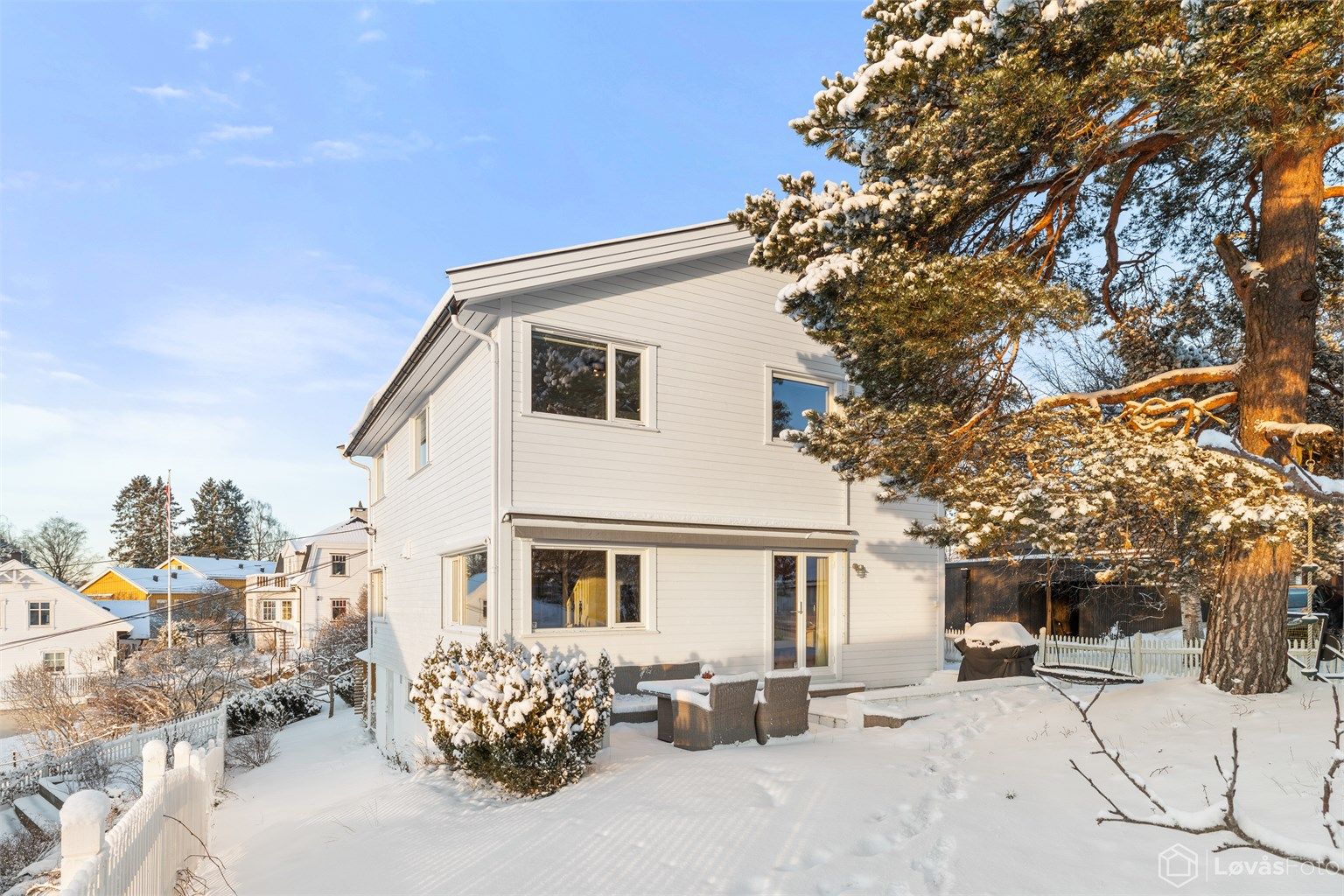 En innholdsrik bolig som gjennomgikk en større påbygging i 2014, samt at bl.a. stue/spisestue og kjøkken ble pusset opp i 2021