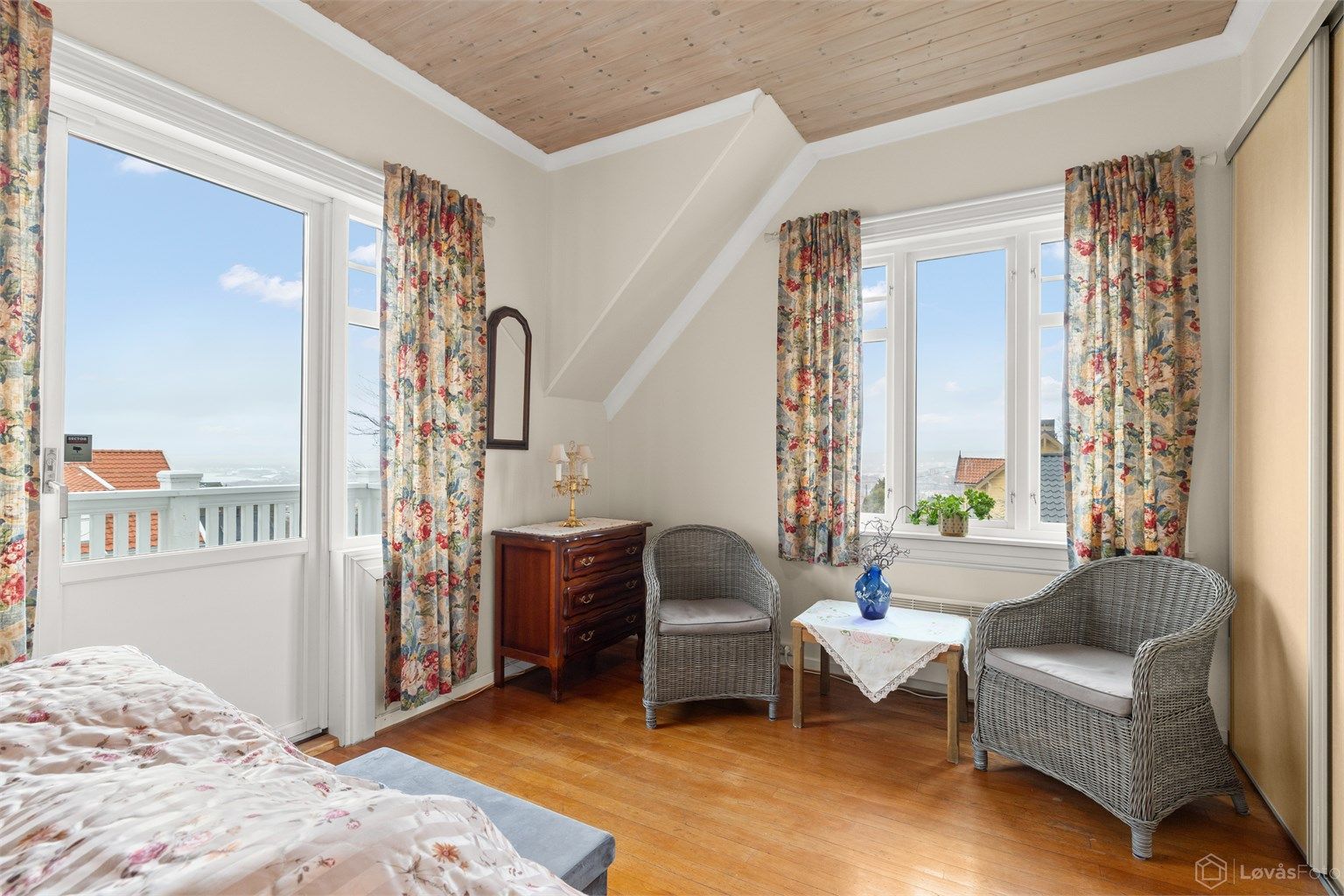 Rommet er romslig med plass til både dobbeltseng og en liten sittegruppe.