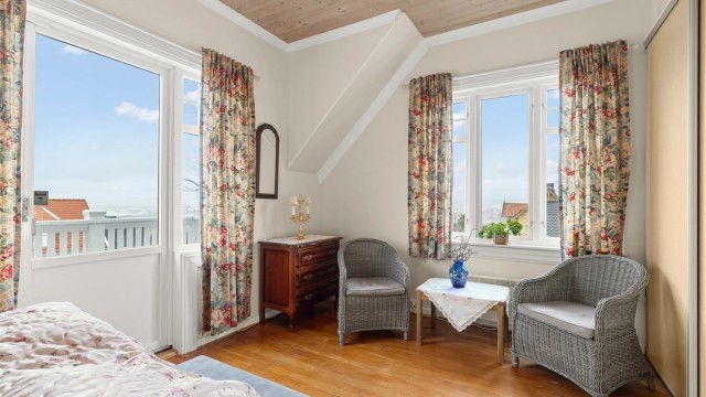 Rommet er romslig med plass til både dobbeltseng og en liten sittegruppe.