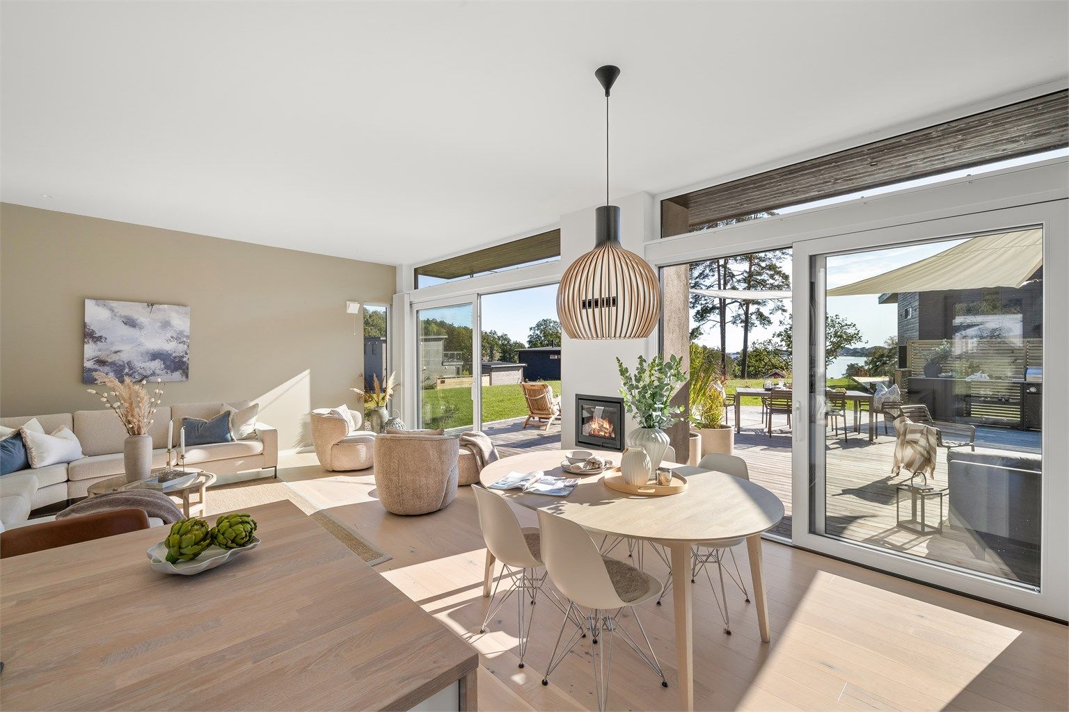 Her er det god plass til både en romslig sofagruppe og spisebord.