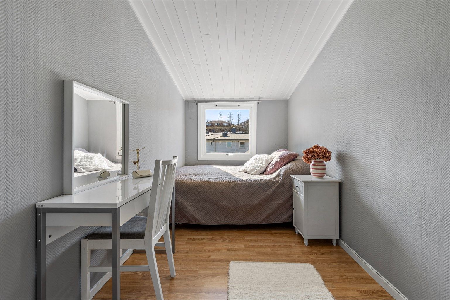 De to andre soverommene passer godt som barnerom, gjesterom eller kontor.