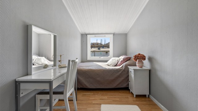 De to andre soverommene passer godt som barnerom, gjesterom eller kontor.