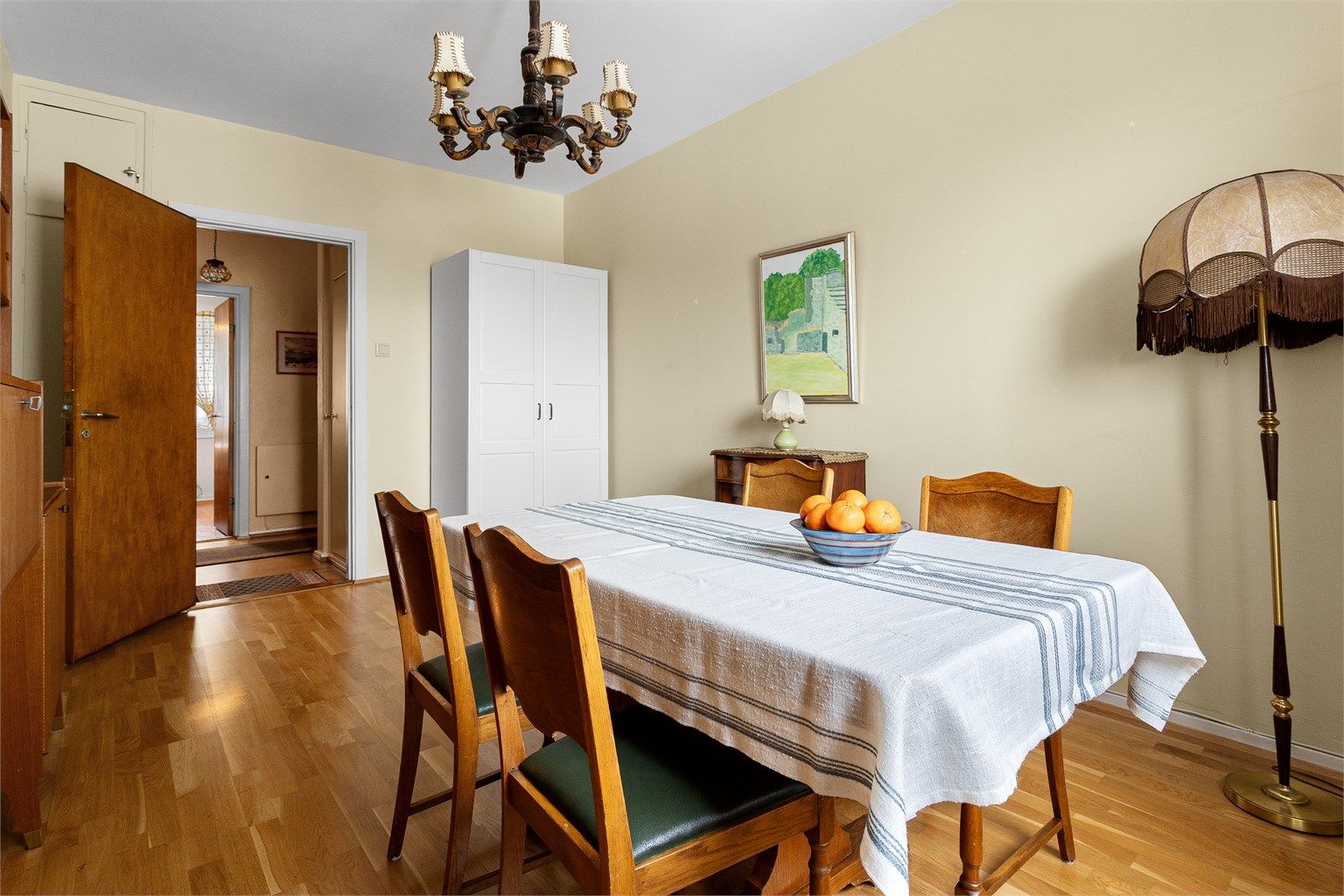 Her er det god plass til både spisebord og tilhørende møblement, alternativt seng med tilhørende innredning dersom man ønsker en annen løsning.