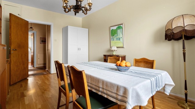 Her er det god plass til både spisebord og tilhørende møblement, alternativt seng med tilhørende innredning dersom man ønsker en annen løsning.